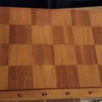 scacchiera in legno con scacchi  plastica
