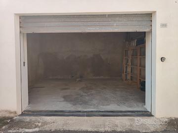 Ampio Box Magazzino ristrutturato