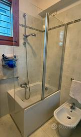 Vasca da bagno piccola con vetro sopravasca