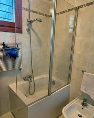 Vasca da bagno piccola con vetro sopravasca