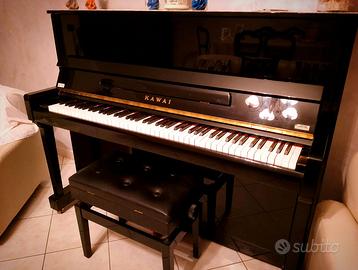 Pianoforte a muro Kawai con sgabello