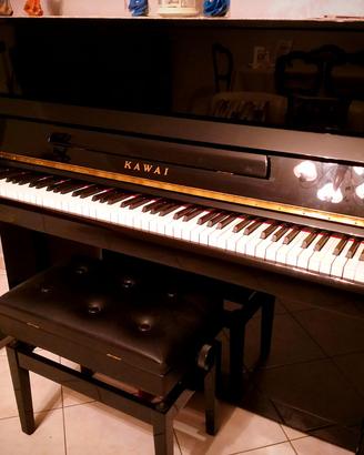 Pianoforte a muro Kawai con sgabello