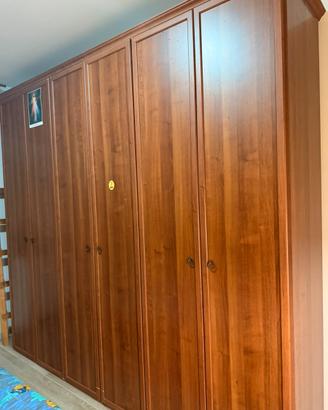 Armadio a 3 ante in legno robusto