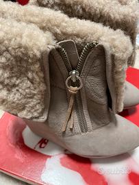 Stivaletti con pelo e zeppa.