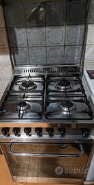 Cucina con 4 fuochi marca Lofra