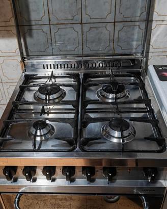 Cucina con 4 fuochi marca Lofra