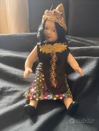 Bambola vintage in costume tradizionale