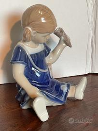 Royal Copenhagen,Elsa mangia il gelato.