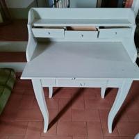 Tavolino con piccoli cassetti