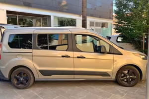 Tassisti: Ford Tourneo Connect con rampa