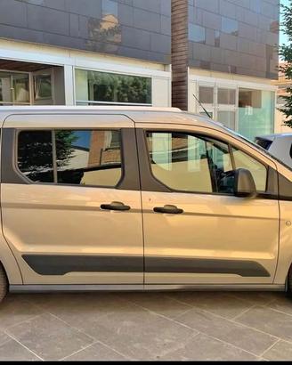 Tassisti: Ford Tourneo Connect con rampa