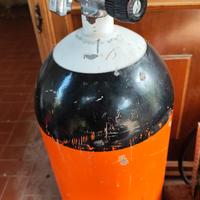 varie bombole e attrezzature subacquee