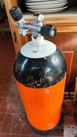 varie bombole e attrezzature subacquee