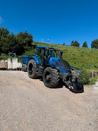 Trattore Valtra T234 con rimorchio Pizeta