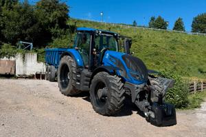 Trattore Valtra T234 con rimorchio Pizeta
