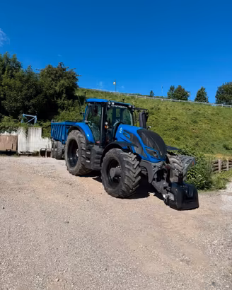 Trattore Valtra T234 con rimorchio Pizeta