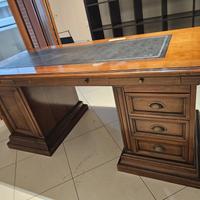 scrivania inglese ,piano in pelle