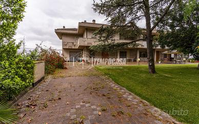 Casa bifamiliare con giardino, garage e soffitta -