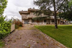 Casa bifamiliare con giardino, garage e soffitta -