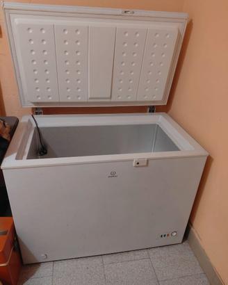 Congelatore a pozzetto INDESIT OFNAA250 M