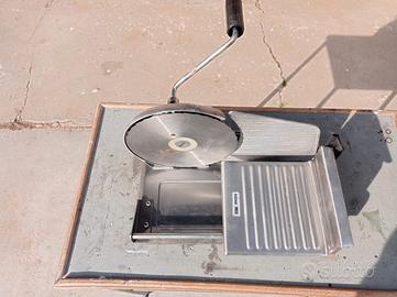 Affettatrice a mano in acciaio inox