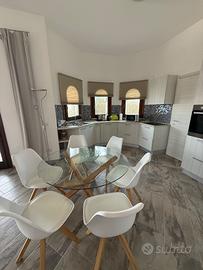 Cucina senza tavolo e sedie e tre camere da letto