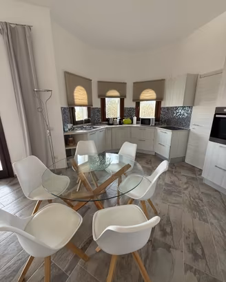 Cucina senza tavolo e sedie e tre camere da letto