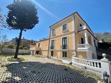 Trilocale con terrazzino a livello e corte comune