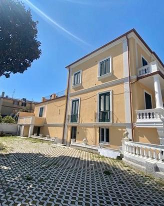 Trilocale con terrazzino a livello e corte comune