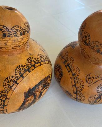 Arte Sarda n. 2 vecchie zucche pirografate con sce
