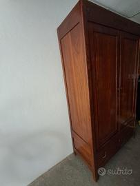 Armadio di legno a 2 ante con cassetto capiente