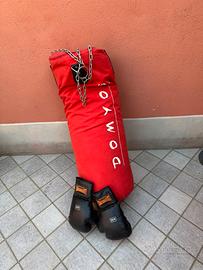 Sacco boxe con guantoni