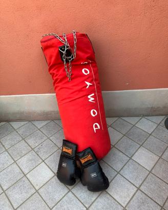 Sacco boxe con guantoni
