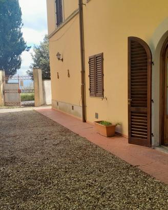 Trilocale con giardino e posto auto inclusi