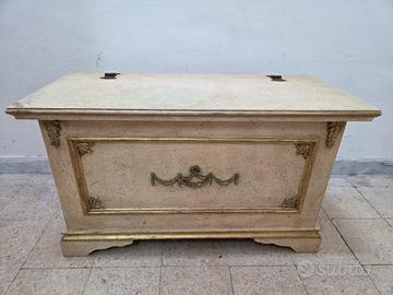 cassapanca in legno dorato