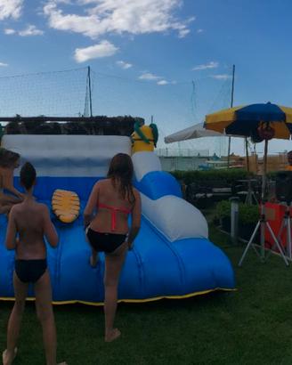 Gonfiabile con simulatore surf