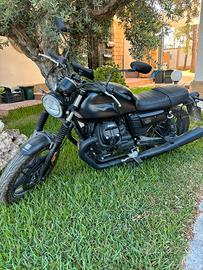 Moto Guzzi v7 stone