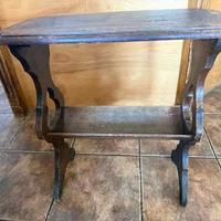 Tavolino antico in legno con portariviste integrat