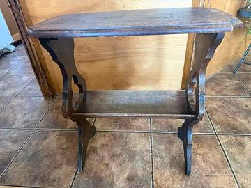 Tavolino antico in legno con portariviste integrat