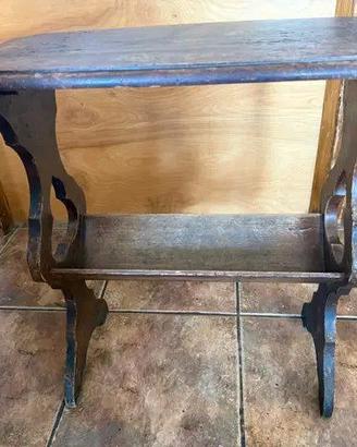 Tavolino antico in legno con portariviste integrat
