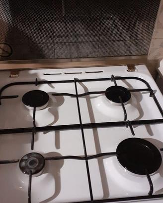 Cucina 4 fuochi a gas + forno elettrico Indesit