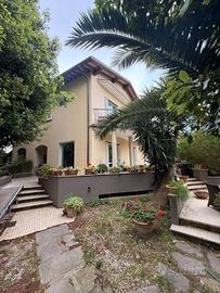 Villa di 534 m² con più di 5 locali e box auto a L