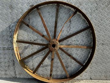 Ruota antica in ferro