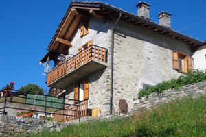 Chalet indipendente con terrazzo e prato