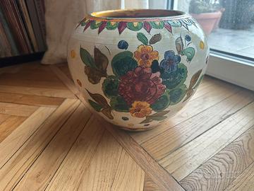 Vaso in cotto decorato a mano