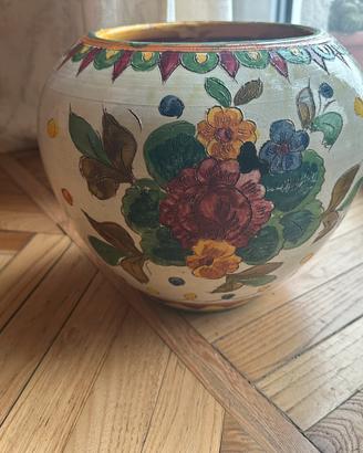Vaso di terracotta decorato a mano