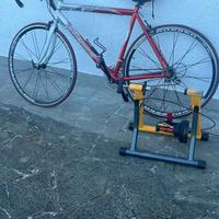 Bici da corsa con rullo per allenamento
