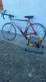 Bici da corsa con rullo per allenamento