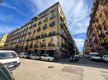 NEGOZIO A NAPOLI