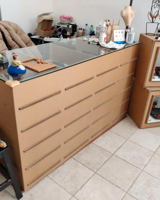 ARREDAMENTO IN CARTONE Bancone e separé